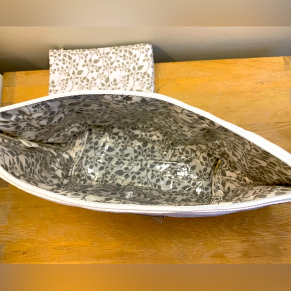 Holt Renfrew cosmetics bag with insert. Never used. - Picture 4 of 6